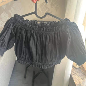 Liten topp - Kort topp i använt men gott skick. Är 163cm och på mig slutar toppen ca 5cm oavgörbar naveln