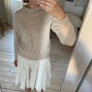 Stickad tröja  - Jättemysig stickad tröja i ull! Jättebra skick, storleken är ungefär xxs —> XS