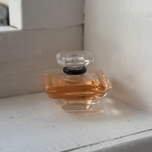 Tresor Lancome parfym  - Mini Lancome parfym i lukten”tresor” 7,5ml, perfekt att lägga på handleder exempelvis 💕nästan helt full