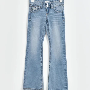 Jeans - Skitsnygga jeans🥰 pris går att diskutera! Storlek 164. Passar mig liiiiiiteclitet som är 167 men skulle säga att de passar bra till ngn som är 160-166. Är i superskick. Sparsamt använda.