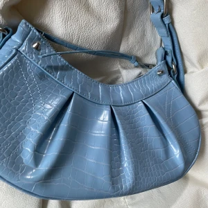 Blå väska - En blå jätte fin väska speciellt nu till sommaren💐köpt på Gina tricot men aldrig använd så som helt ny 🥰
