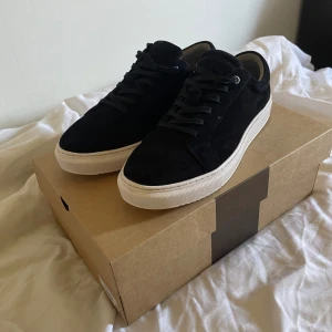 Boogi Milano Skor - Säljer mina helt oanvända Boggi Milano skor i storlek 42 Orderbekräftelse och kvitto medföljer! Skulle även säga att de passar 43