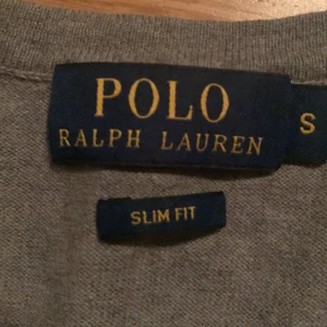 Ralph Lauren tröja - Tjena säljer nu en skit snygg tröja från Ralph Lauren i färgen grå. Tröjan är i storlek S men passar även lite större. Säljer pga att dom inte används längre och tar bara platts i garderoben. Ny pris på tröjan är runt 1300kr men mitt pris är 200kr. 