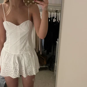 Zara klänning - Säljer denna klänningen från zara, inbyggda shorts under, dragkedjan på sidan har gått sönder, vilket den gjort innan men då gått att laga, så det går säkert att laga igen, därav priset. Älskar denna💝