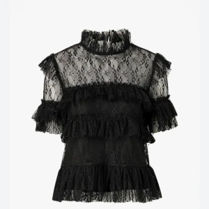 Svart by malina blus  - Säljer den här svarta by malina blusen då den inte kommit till användning på några år🫶🏽kontakta mig för frågor! Köpt för 1800 kr🫶🏽