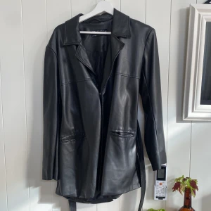 Skinnjacka från ASOS - En snygg skinnjacka från asos strl 34