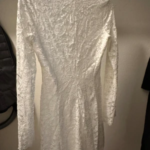 Vit klänning - En helt ny vit klänning som jag bara använt en gång på min studentmottagning. Den passar perfekt till dig som också ska ha den på mottagning men man kan också ha den på en sommar dag. Storleken är S men passar också för dig som har Xs. 
