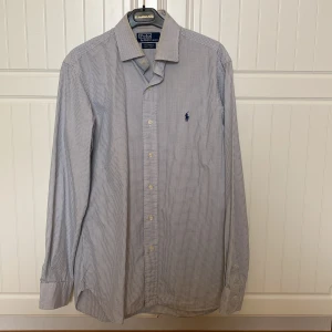 Skjorta - Rutig skjorta blå/vit. Bra skick! Självklart finare struken