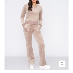 Juicy set - Säljer detta snygga juicy set då de inte längre används. Både tröja oxh byxor är i storlek S och är i nyskick