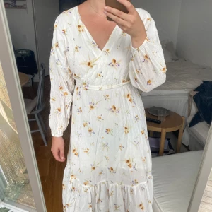 Sommar klänning med knytdetalj - En blommig klänning med en knytdetalj i midjan, använd ett fåtal gånger och är i fint skick! Storlek 34 men passar 36❤️