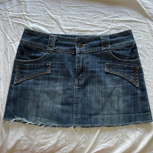 Jeanskjol - Mörkblå lowwaist supersnygg jeanskjol i storlek 42💙