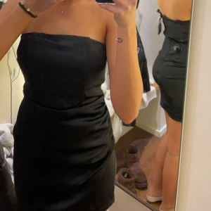 Klänning - En bandeu klänning i satin från bikbok. Den är använd bara två gånger så i väldigt bra skick, jag säljer klänningen eftersom den tyvärr blivit för stor
