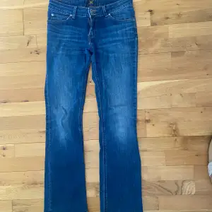Blåa jeans som är Bootcut och Lågmidjade. Strl S/M. Har använt ett par gånger men de är i bra skick. Pris kan alltid diskuteras!