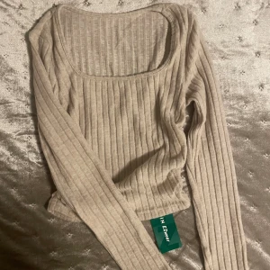 beige tröja/topp - beige tröja, väldigt mjukt material, oanvänd lappen kvar