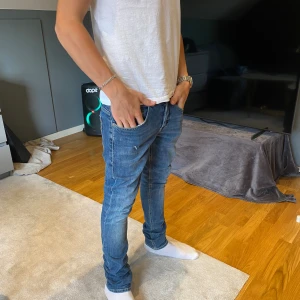 Dondup george - Tja säljer dessa tvärfeta dondup jeansen i modellen George för endast 1000kr ligger på 3500kr i nypris dom är i storlek 29 hör av dig vid minsta fundering mvh William!