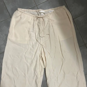Vida byxor  - Vida byxor i fin creme/beige färg, viskos med fickor, efterliknar linnebyxor väldigt mycket, säljer på grund av att de är för stora för mig. 