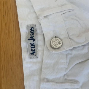 Acne Bootcut och Lågmidjade jeans - Vita acne  jeans i bra skick. Lågmidjade och Bootcut. Har inte använt så många gånger men de är för små för mig. 
