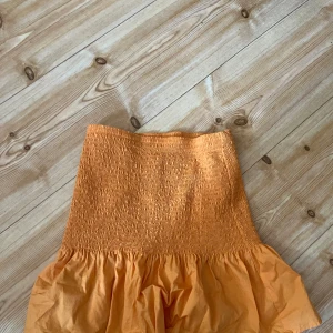 Orange kjol - En orange volang kjol från hm lappen med strl e bort klippt men tror de är strl s el xs