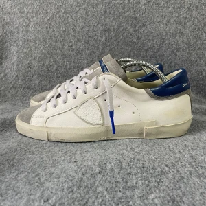 Philippemodel skor - Otroligt feta och eftertraktade philippemodel skor | nyskick i princip 9,8/10 | storlek 42 passar lite större. | endast skorna ingår | skriv vid frågor.