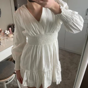 Linneklänning från Zara - Säljer denna fina klänning från Zara men som jag köpt av en annan tjej här på Plick, säljer då den inte riktigt passade som jag ville. Klänning är ny med prislappen kvar men den har en liten fläck men går säkert bort i tvätten (bild 3)💕lånade bilder!