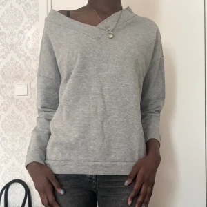 Grå v-ringad tröja gjort av bomull och viskos - LÄS MIG❗️👇 Priset kan diskuteras!! Koftan har storlek S men jag har breda axlar vilket gör så att plagget inte riktigt passar mig. Den är ljusgrå och tillräckligt tjock för hösten. Plagget har inga defekter eftersom jag inte har använt det mycket.