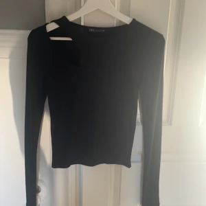 Svart långärmad tröja med ett hål från zara - En svart tröja med ett hål som detalj i strl S💕💕använd ca 2 gånger
