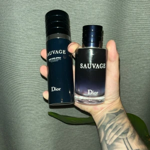 Dior sauvage kit - Finns 60-65% kvar i parfymen och den andra är oanvänd. Båda för 399 (kan gå ner i pris vid snabb affär) NYPRIS totalt CA 1600kr 