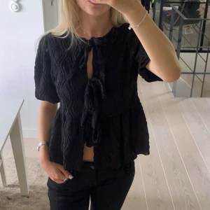 Svart blus - Svart blus från Gina som är använd en gång. Storlek S. Slutsåld online