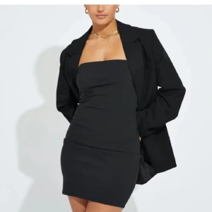 Bikbok klänning  - Helt ny med prislappen kvar från Bikbok, nypris var 399,-. Tillkommer avtagbara axelband. 