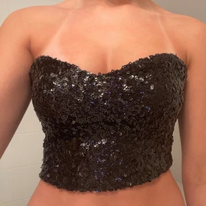 Glittrig topp - En snygg glittrig topp från NA-KD i storlek XS. I mycket bra skick då den används en gång. 