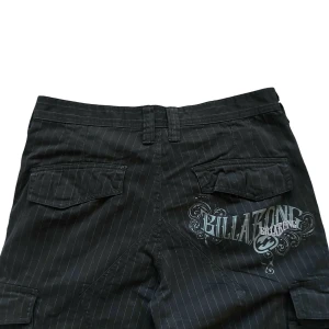 Y2K Baggy Billabong-byxor Nyskick - ‼️OBS, Priset är förhandlingsbart‼️               As coola helt oanvända baggy Billabong byxor i perfekt skick 🔥 Passar M-L skulle jag säga (även S med bälte), sitter baggy på mig som är 180 lång.  DMa såklart för frågor 🤝