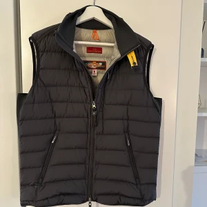 Parajumpers väst - Säljer min Parajumper väst som är i bra skick. Hör av er vid frågor!