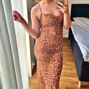 leopard - vacker klänning i leopard. Köpt på plick- enligt förra säljaren aldrig använd och köpt på italiensk marknad❤️Tack vare det stretchiga tyget passar den i princip alla storlekar!