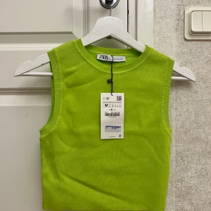 ZARA top - Säljer två helt nya toppar från Zara för 50kr styck i storlek M. Passar för dig som har storlek S då de är tighta.
