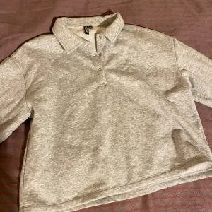 Tröja - Tröja från Pieces i storlek S. Krage och knappar vid nacken. Använd x antal gånger men i mycket gott skick! 💕