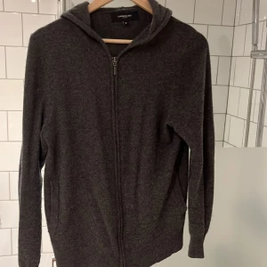 Kashmir zip hoodie - 100% Kashmir från Lawrence gray i nyskick!  Perfekt till sommarkvällarna. Passar mig som normalt brukar bära medium