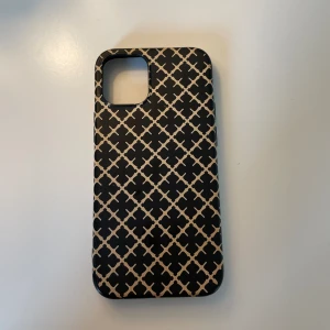 Malene Birger skal  - Jättefint skal som jag köpte här på plick. Det var i fel storlek när jag fick hem det så vet inte riktigt modellen, men skulle gissa till en iphone 12 mini. Måtten är ca 13x6 cm. Lite slitet i nedre hörnen men inget som syns, annars toppenskick. 