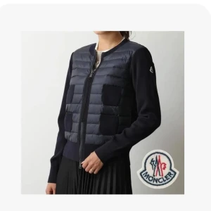 moncler cardigan  - intressekoll på min marinblåa moncler cardigan som jag köpte för ett år sedan på Louisaviaroma. Använd fåtal gånger så mycket bra skick, storlek XS och passar mig som är 34-36 i storlek. Nypris 8988kr. Digitalt kvitto finns