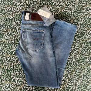 Gstar raw jeans - Tja! Säljer nu dessa sjukt snygga och sprillans nya G-Star Raw i modellen 3301 i storlek 27:32. Färgen passar perfekt nu inför våren. Skicket är 10/10, helt nya. Nypris ligger över 1199 kr. Vid fler frågor/bilder är det bara att skriva!
