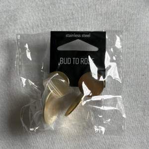 Helt nya oanvända örhängen säljs på grund av felköp, nypris 399kr