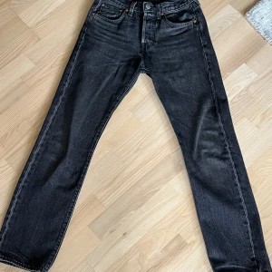 Levi’s 501 - Säljer mina Levi’s 501 för de är för små. Jeansen har inga synliga tecken på användning.  Storlek: W26 L30 Hör av er vid fler frågor!