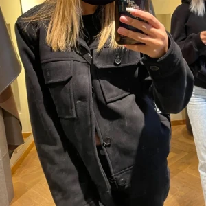 jacka - mocka jacka som passar bra till tex hösten! Det är en killmodell men jag har använt den! Äkta mocka, köpt för 799