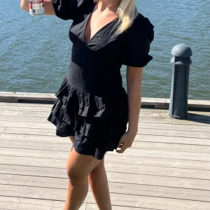 Volangklänning - Använd fåtal gånger, SUPER FIN volangklänning 💕