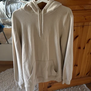 Oversized hoodie - Hoodie från H&M. Perfekt att slänga på sig innan träningen!  Storlek S men passar som en större M