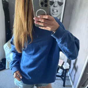 Blå tjocktröja  - Fin blå tjocktröja ifrån Lindex💗 kommer inte längre till användning och hoppas någon annan kan få bättre användning 🌷vid eventuella frågor är de bara att kontakta 🤍