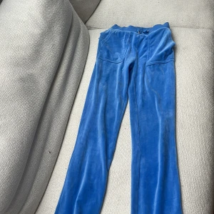 Blåa juicy byxor  - Dem är i väldigt gott skick, har en liten fläck men kan troligtvis gå bort i tvätten men syns inte alls tydligt heller. Har används några gånger. 