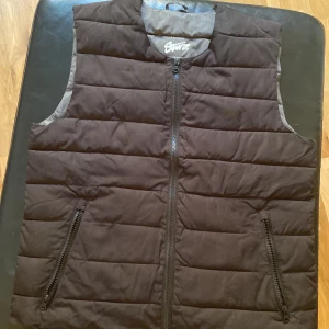 Vest - Pull & bear vest storlek M Skick använt några gånger Pris kan diskuteras vid snabbaffär 