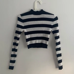 Bershka Randig tröja - En fin randig tröja från bershka. Den är i nyskick då jag ändats använt 1 gång💕 den är stretchig och ribbad. Storlek S