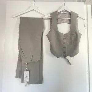Set lojsanwallin x nakd - Lojsanwallin x nakd set! Grått set med västtopp och kostymbyxor till, båda delar i strl 34! Oanvända båda två med västen saknar prislapp!🌸