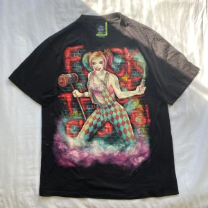 Harley Quinn T-shirt Glow in the dark - Köpte på en marknad, väldigt tjockt material med fint print, lyser i mörkret efter den har varigt i ljuset i ett tag, condition 10/10